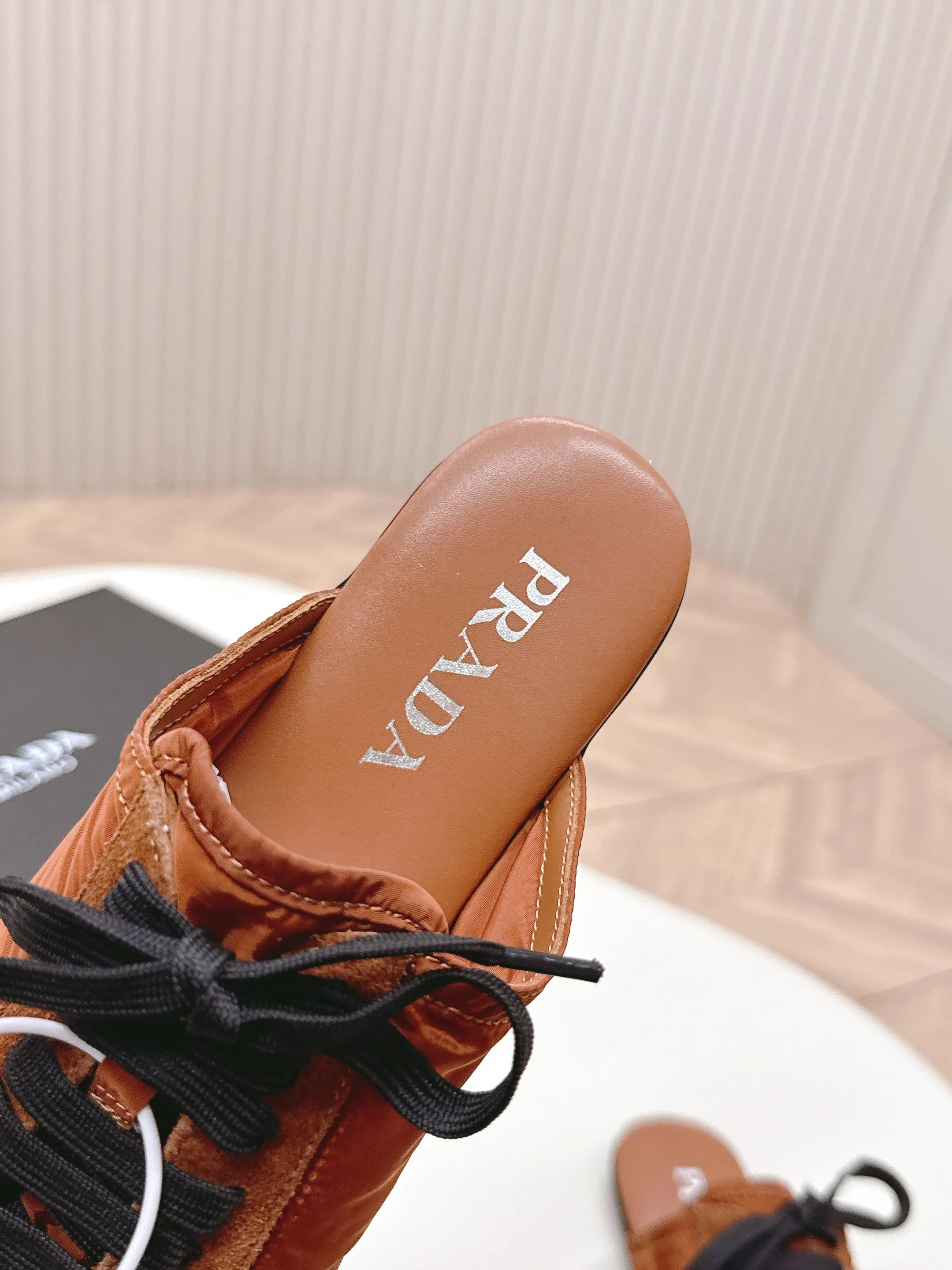 👟👟Ex-factory price 480👟👟 New color half-flop Prada Collapse regenerated nylon and suede leather stretch half-flop 2025 spring and summer latest catwalk style Forrest Gump slippers Fashion item thin casual slippers This ultra-light sports shoe is made of regenerated nylon and suede leather to create a three-dimensional shoe shape. The mixed materials highlight Prada's sports style and exquisite craftsmanship soul. The flat bottom design and elastic side cuffs make it easy to put on and take off with ease. The upper is decorated with a screen-printed logo ● Thin rubber sole · Removable leather insole upper, a casual shoe that is light, easy to wear and practical, with an original molded rubber outsole! Encounter a variety of colors combined with Forrest Gump shapes and iconic details such as Prada regenerated nylon to interpret a new style. Size: Women’s size. 35～39# 40.41